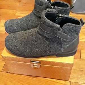 Bearpaw charcoal gray ankle boots ladies 7